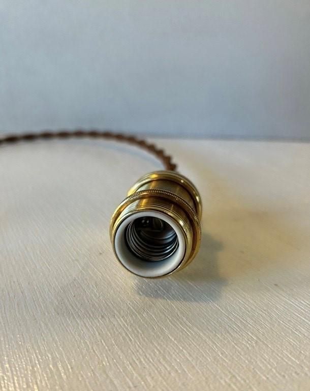 アンティークランプなどに使用する、E17電球用の真鍮製ソケットコード E17 真鍮ソケット コードグリップ付き - Antiques & Repair eel