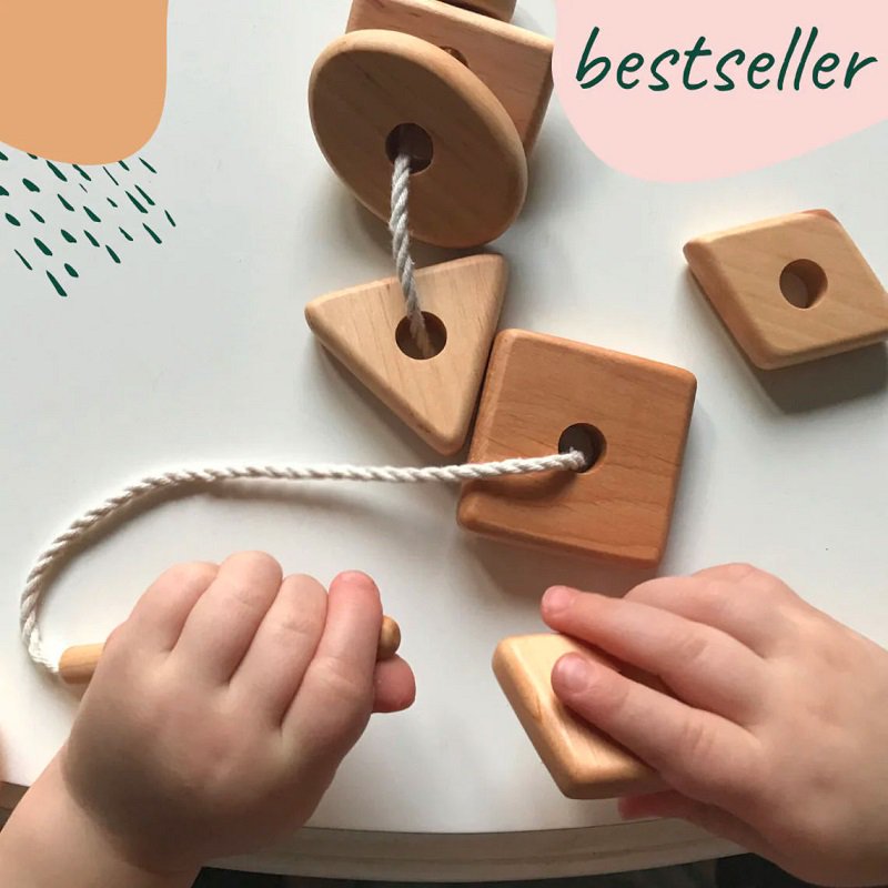 WanderwoodCo（ワンダーウッドコー）<br>Wooden lacing toy with geometry shapes<br>糸通し木製ビーズ<br>木製おもちゃ 知育玩具