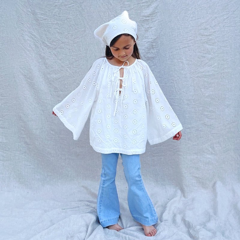 <img class='new_mark_img1' src='https://img.shop-pro.jp/img/new/icons5.gif' style='border:none;display:inline;margin:0px;padding:0px;width:auto;' />Twin Collective Kids <br> Belle Sleeve Blouse<br>white brodiere<BR>ベルスリーブブラウス<BR>(twincollective)