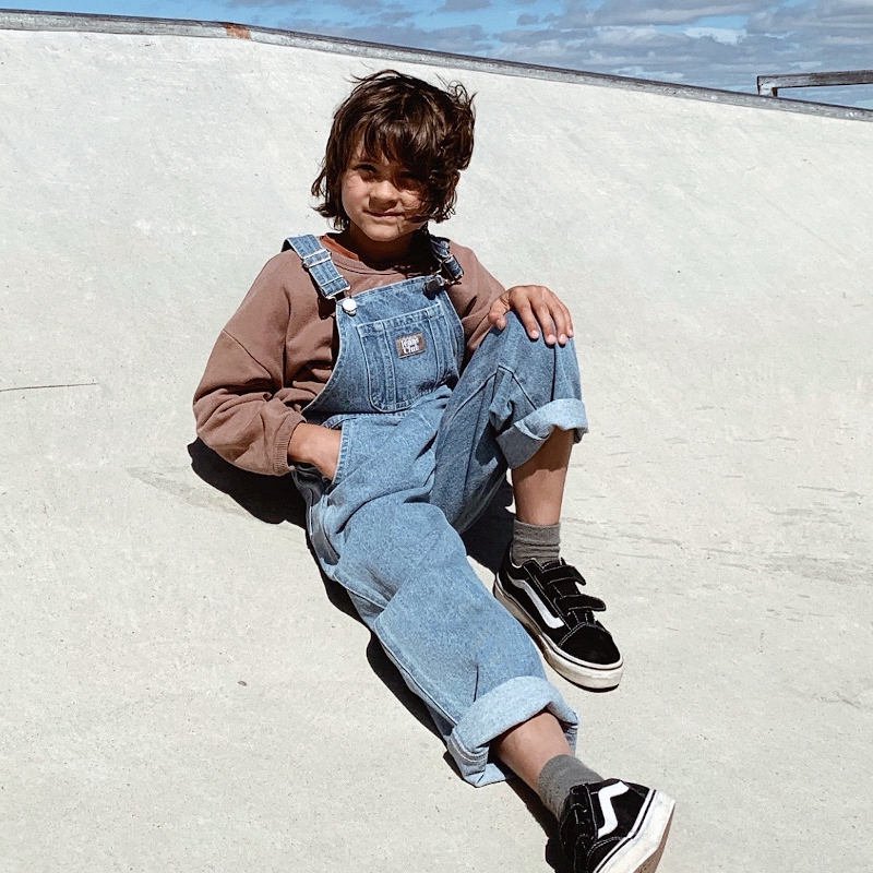 <img class='new_mark_img1' src='https://img.shop-pro.jp/img/new/icons5.gif' style='border:none;display:inline;margin:0px;padding:0px;width:auto;' />8.Twin Collective Kids <br>TEEN SPIRIT OVERALL<BR>mid blue denim<BR>デニムオーバーオール