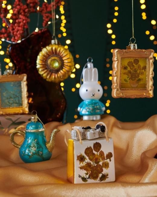 ミッフィー - ガラス製クリスマスオーナメント (ゴッホ・花咲くアーモンドの木の枝) by VONDELS - Nijntje・Miffy  (ナインチェ・ミッフィー) - フリバ free birds　- ヨーロッパの食品・雑貨をお手軽に通販。 8,400円以上で日本への送料無料！