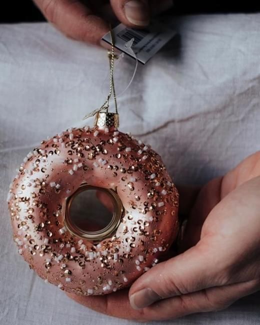 ドーナツ ピンク ガラス製クリスマスオーナメント - VONDELS