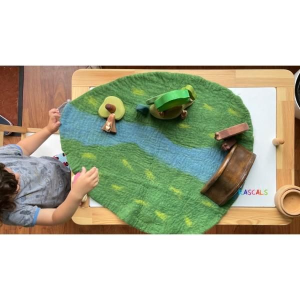 90x65cm プレイマット 牧草地と川 - Papoose Toys