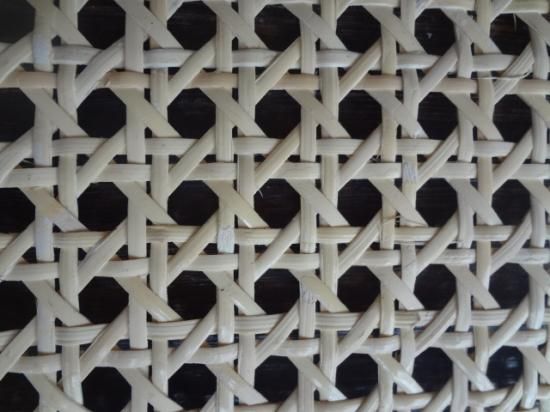 総量約2キロある藤の編む材料です。 カゴメ編み1/2 45cm幅x長さ35cm 白っぽい（ブリーチ）現品限り