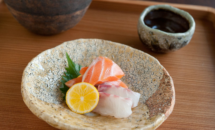 萩灰釉5寸皿 - 和食器通販 うつわ耶馬都｜食卓を彩る作家もの