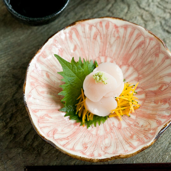 牡丹文5寸浅鉢（赤） - 和食器通販 うつわ耶馬都｜食卓を彩る