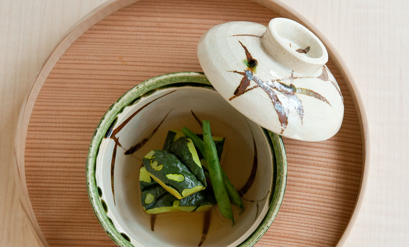 織部草文蓋物碗 - 和食器通販 うつわ耶馬都|食卓を彩る作家もの 織部草文蓋物碗 - 和食器通販 うつわ耶馬都|食卓を彩る作家もの