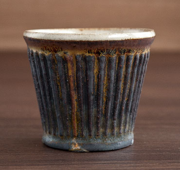 しのぎそばちょこ(粉引・鉄黒) - 和食器通販 うつわ耶馬都 しのぎそばちょこ(粉引・鉄黒) - 和食器通販 うつわ耶馬都