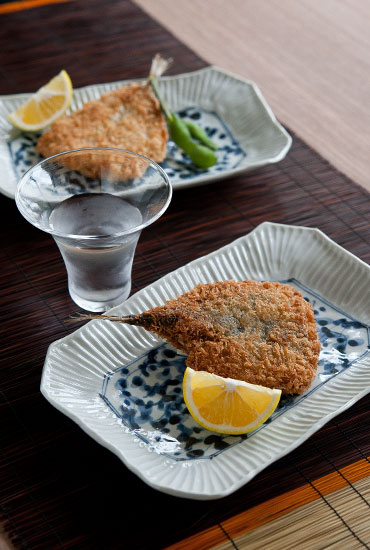 隅切しのぎ花唐草角皿 - 和食器通販 うつわ耶馬都｜食卓を彩る作家もの陶器・磁器のお店