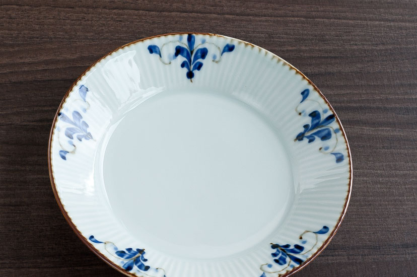 染付しのぎリーブス5.5寸皿 - 和食器通販 うつわ耶馬都|食卓を 染付しのぎリーブス5.5寸皿 - 和食器通販 うつわ耶馬都|食卓を