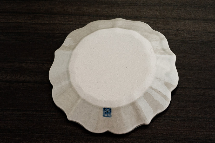 金彩灰泥釉草花紋桔梗皿 小 - 和食器通販 うつわ耶馬都｜食卓を