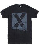 X/オフィシャルバンドTシャツ/Distressedカラー：ブラック<br>サイズ：S〜L<br>シンプルにバンドロゴの下にLAパンクロック1977の文字