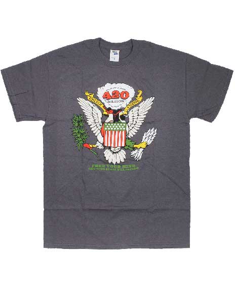 チーチ アンド チョン/オフィシャルバンドTシャツ/420 Nationカラー：チャコール<br>サイズ：S〜L<br>420(スラングです）と鷲のデザイン