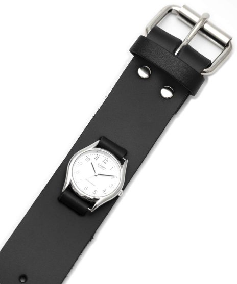 レザーブレスレット/腕時計バンド。WB2 腕時計装着タイプ。プレーン<ul><li>カラー：ブラック</li><li>サイズ：ワンサイズ</li><li>シンプルなベルトタイプの腕時計バンド</li></ul>