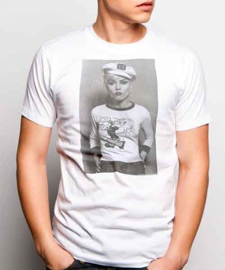 ブロンディー/オフィシャルバンドTシャツ/セーラー・デビーカラー：ホワイト<br>サイズ：S〜L<br>ポパイのTシャツを着るデビーの写真のデザインです。