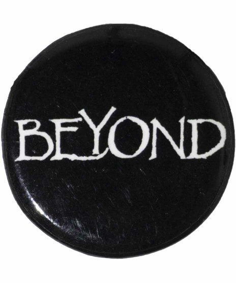 Beyond/オフィシャル缶バッジ/バンドロゴカラー：ブラック<br>サイズ：32mm<br>バンドロゴのデザイン。