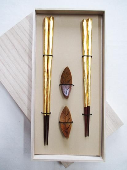 金沢金箔使用】金箔のお箸(2膳セット)箸置き付き - 木製食器 金沢金箔使用】金箔のお箸(2膳セット)箸置き付き - 木製食器