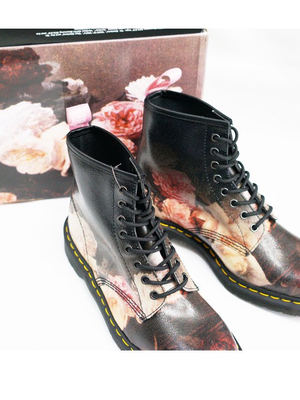 Dr.Martens × NEW ORDER 権力の美学 8ホール ブーツ-