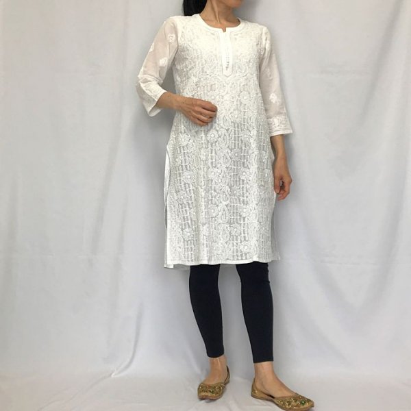 チカンカリ刺繍 ロングクルタ ホワイト Mサイズ - インドの 