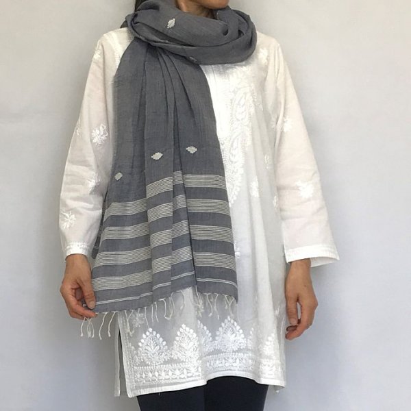 ジャムダニ織りコットンストール - インドのファッションアイテム