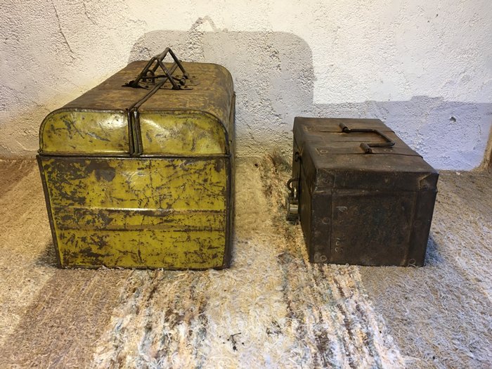 インドの古いツールボックスと錠前付きの鉄箱 - 西洋民芸の店 グランピエ GRANPIE