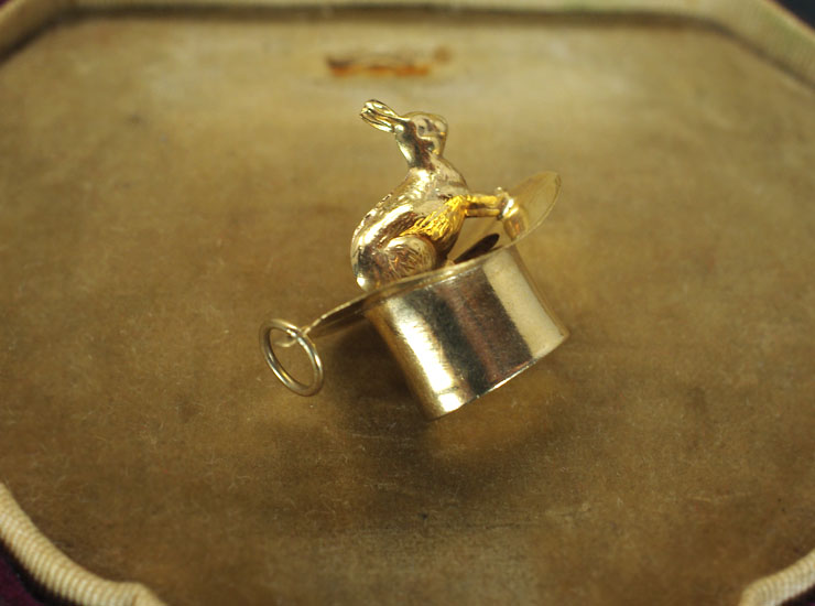 ヴィンテージK9マジックハットうさぎチャーム