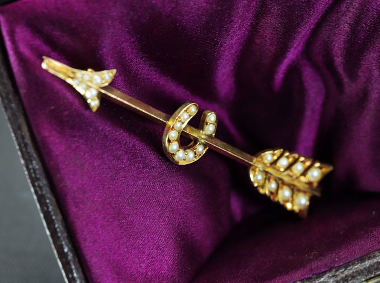 ヴィクトリアンK18矢ブローチ