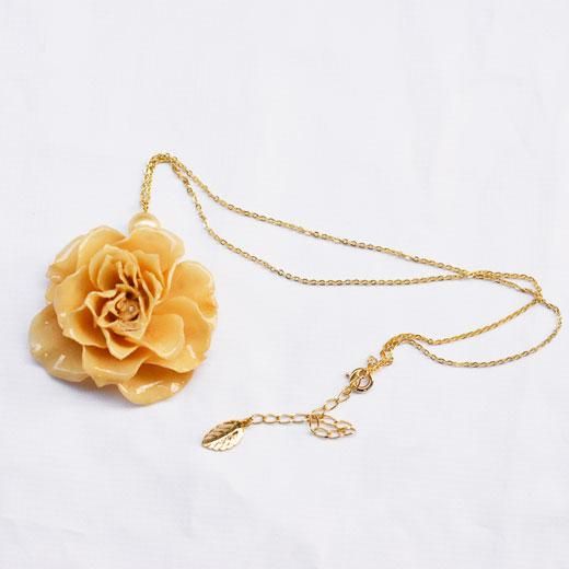 本物薔薇のネックレス・アイボリーローズのフラワージュエリー