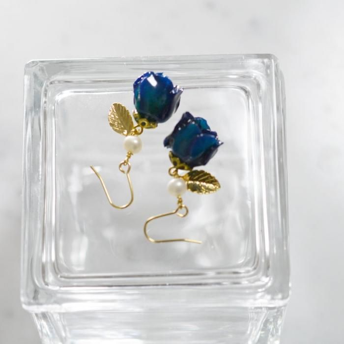 りしゅ様 青薔薇イヤリング(ピアス変更可) りしゅ様 青薔薇イヤリング
