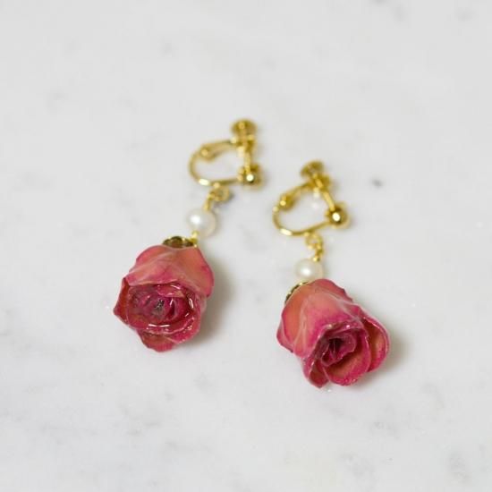 ピンク薔薇イヤリング・本物のバラの蕾のフラワージュエリー