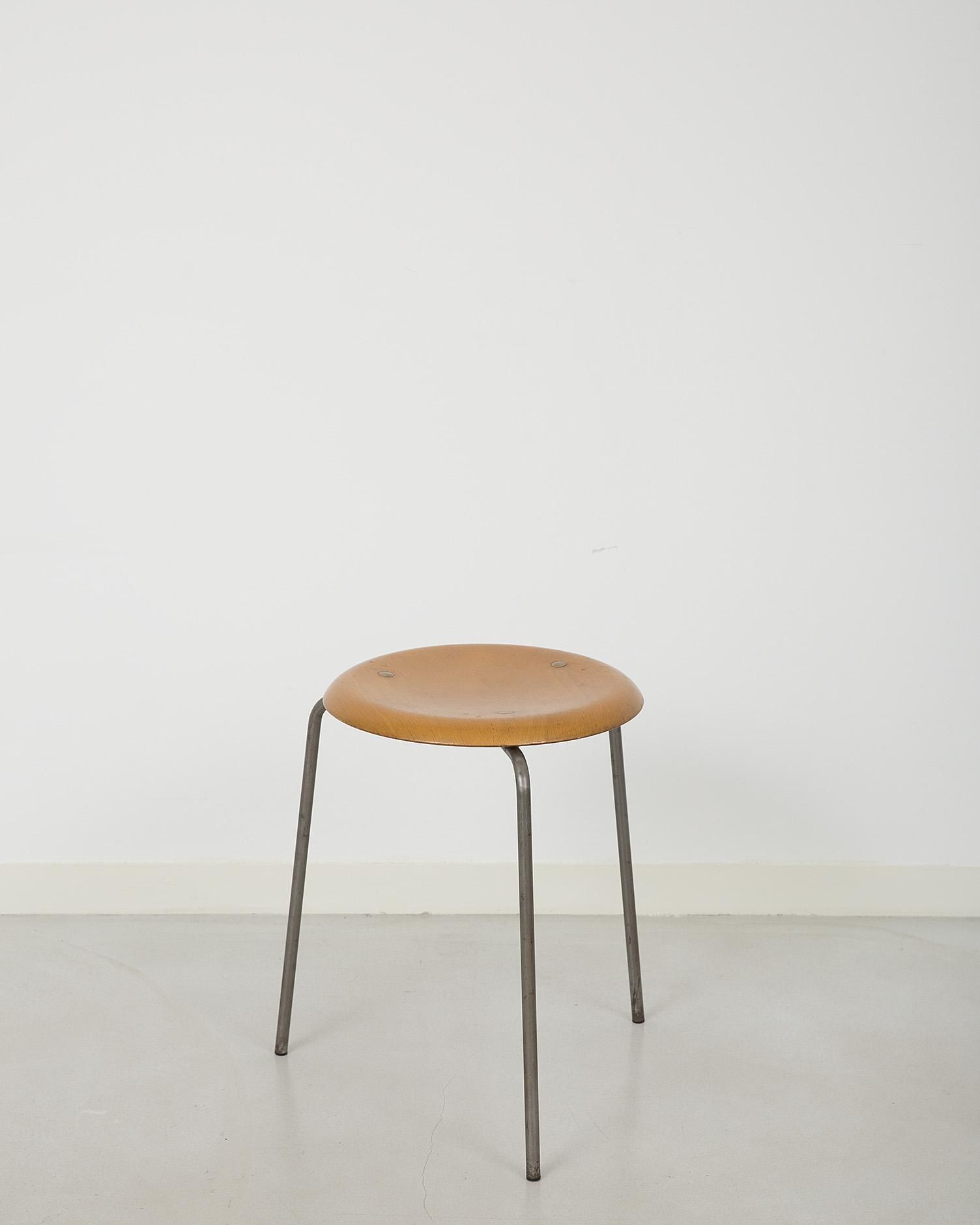 Arne Jacobsen Dot Stool 3170 - E store | 08book