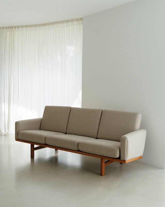 Hans J Wegner  Sofa GE236