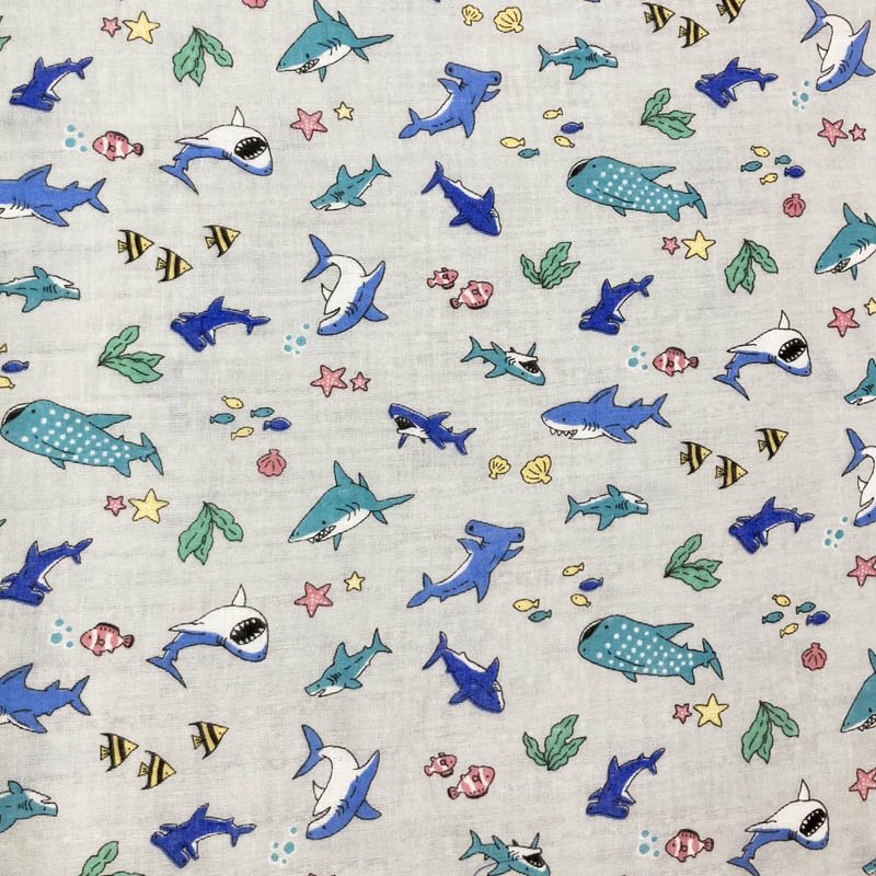 Wガーゼ】サメ柄 海の生き物 コットン100％ 約110cm巾 全2色｜まきの手芸便