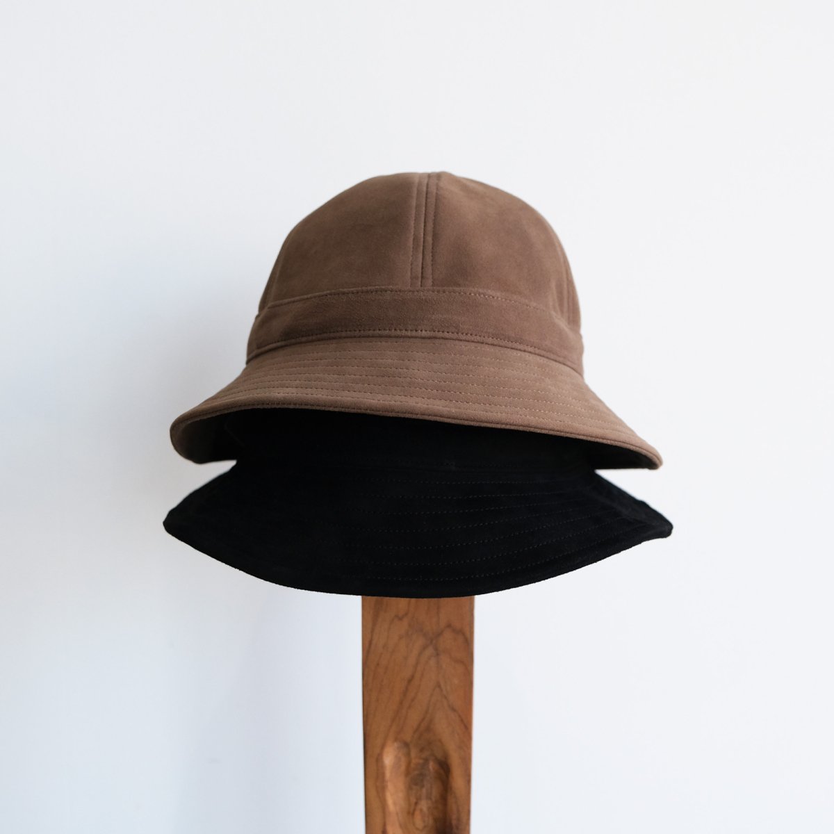 COMESANDGOESSHEEP SUEDE BALLOON HAT