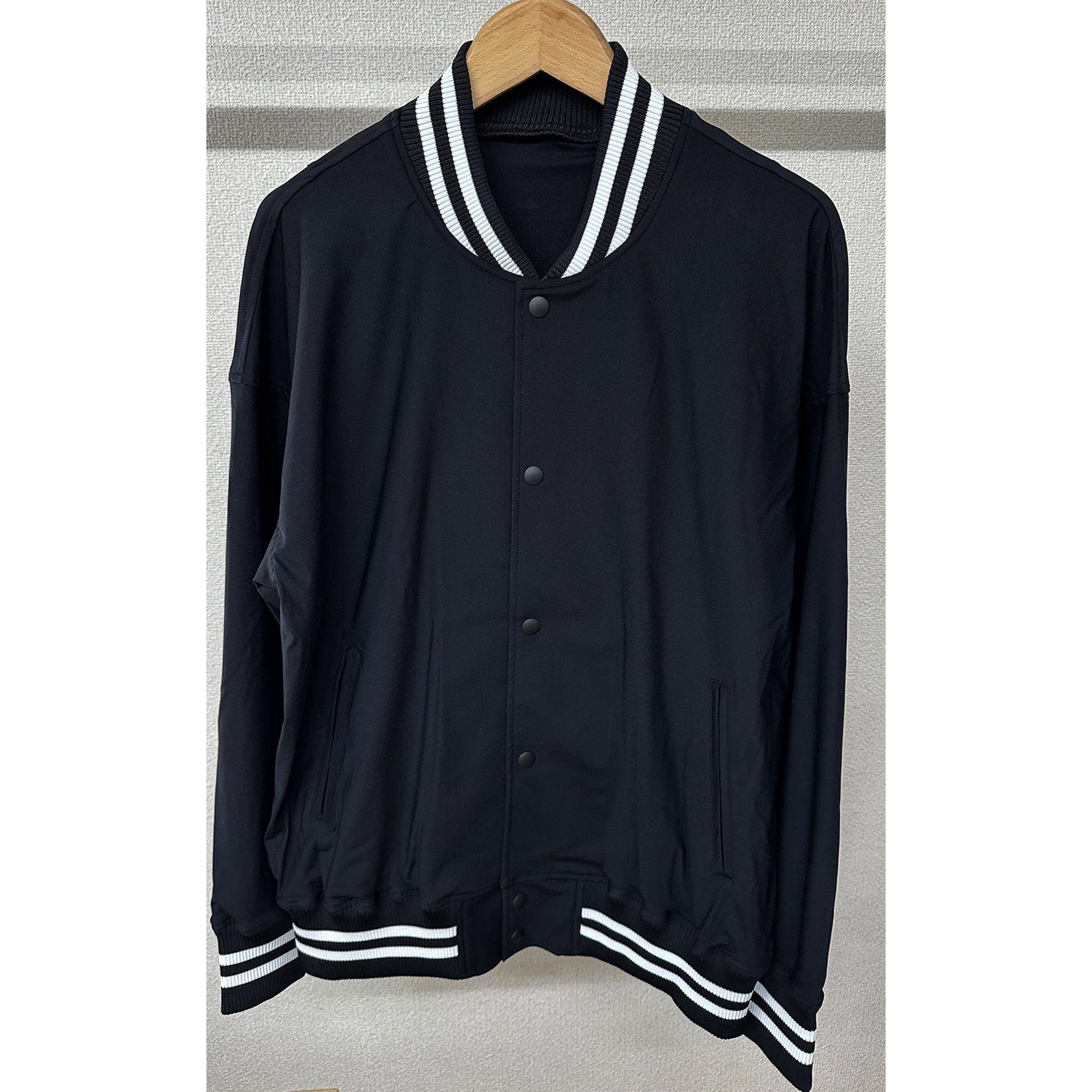 <img class='new_mark_img1' src='https://img.shop-pro.jp/img/new/icons1.gif' style='border:none;display:inline;margin:0px;padding:0px;width:auto;' />TECH OVER VARSITY JACKET BLACK