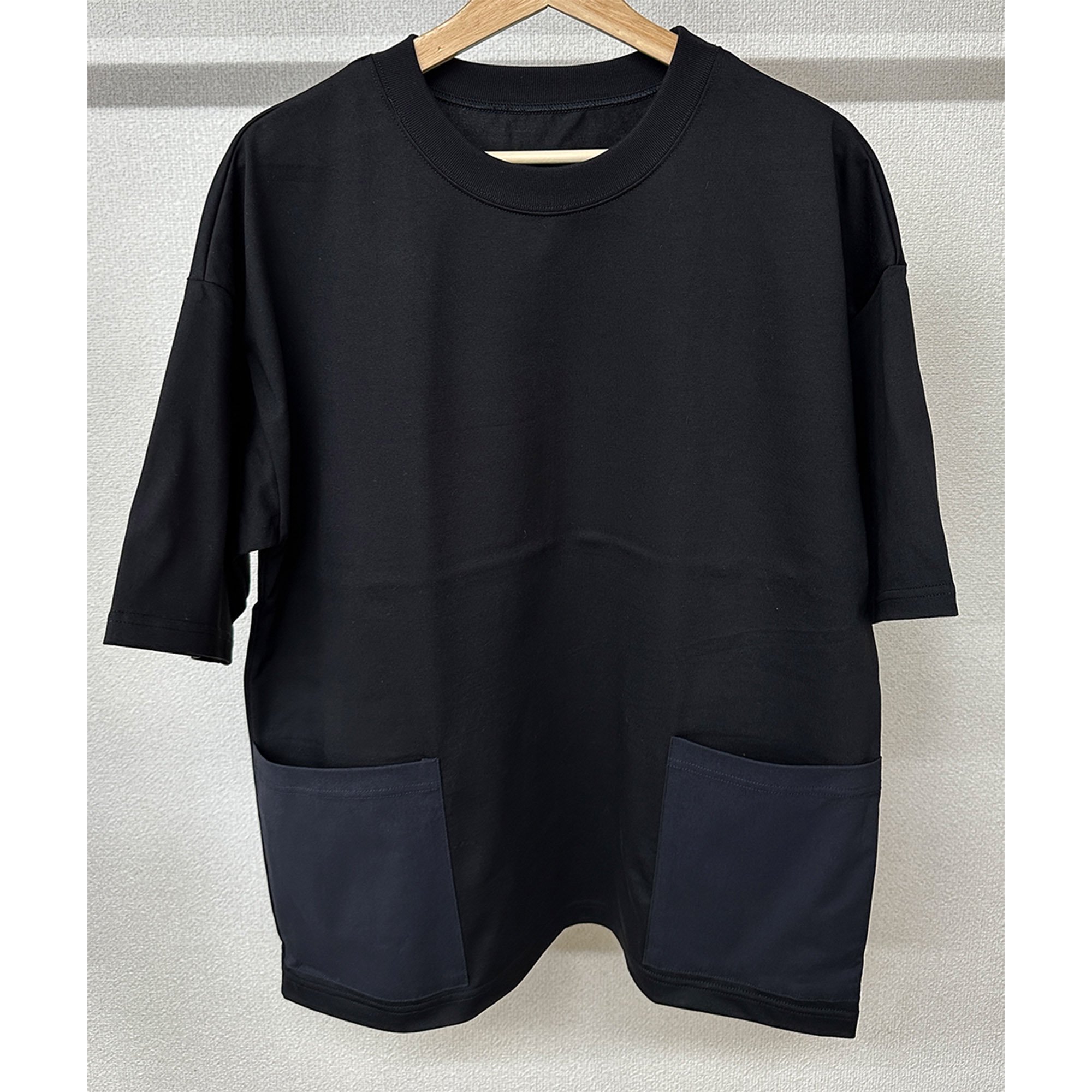 <img class='new_mark_img1' src='https://img.shop-pro.jp/img/new/icons1.gif' style='border:none;display:inline;margin:0px;padding:0px;width:auto;' />SIDE POCKET OVER TEE BLACK
