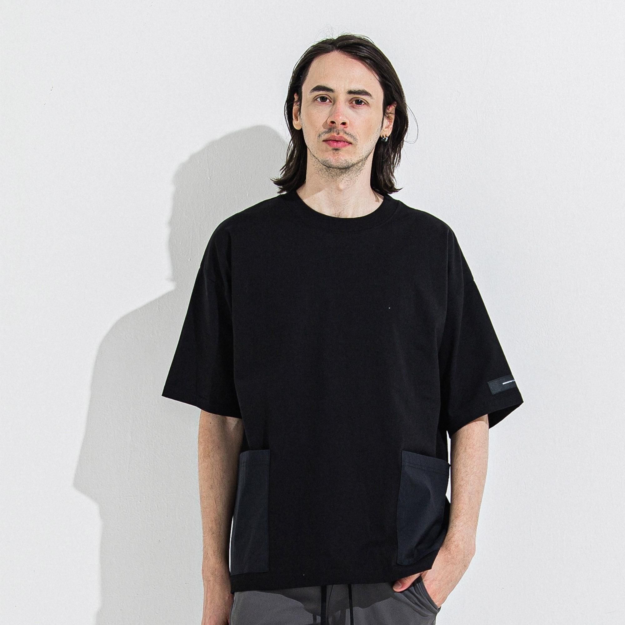 SIDE POCKET OVER TEE BLACK