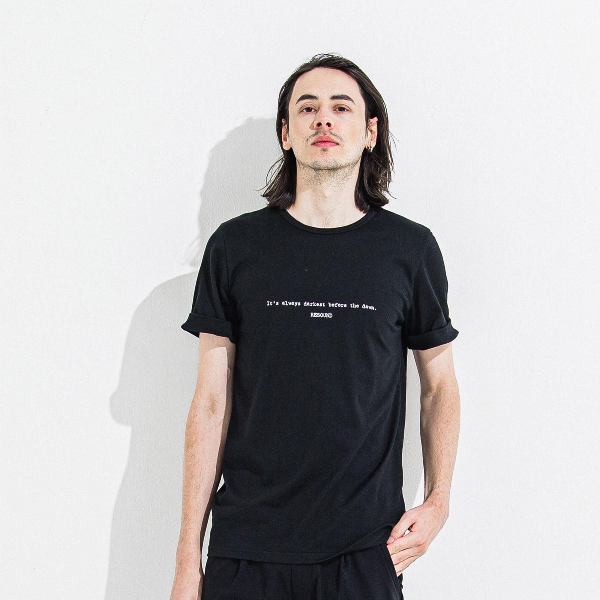 <img class='new_mark_img1' src='https://img.shop-pro.jp/img/new/icons1.gif' style='border:none;display:inline;margin:0px;padding:0px;width:auto;' />GIZA DAWN ROLL UP TEE BLACK