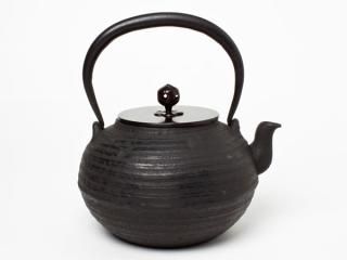 京鉄瓶 銅蓋 桐地紋 袴四方鉄瓶 湯沸 1688g 持ち手 象嵌 茶道具 鐵瓶 京鉄瓶 銅蓋 桐地紋 袴四方鉄瓶 湯沸 1688g 持ち手 象嵌 茶道具