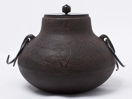 送料無料】釜師 岡行弘 作 炉釜 鶴首浜松地紋 oka-01/お茶の