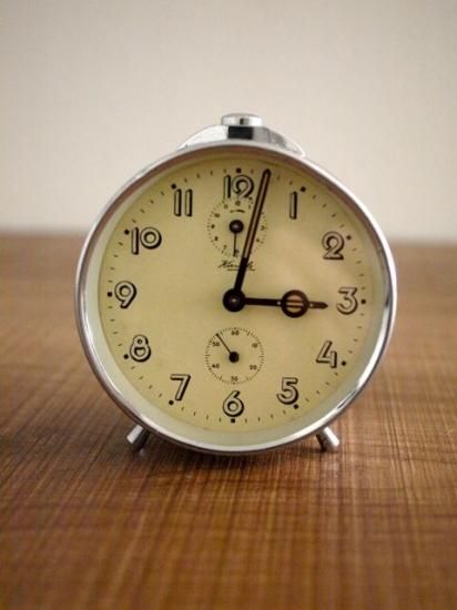 ドイツKIENZLE 目覚時計　分厚い真鍮にガラス　ズッシリキラキラ　正確稼働美 ドイツKIENZLE社 目覚まし時計 - Baum's Antik Markt