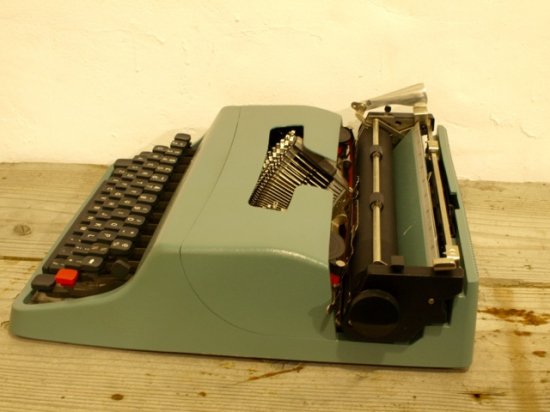 オリベッティ タイプライター Olivetti Lettera 32 - Baum's Antik Markt