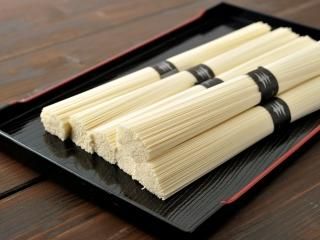【絹肌の貴婦人】手延素麺 黒銀帯 細素麺(中細) ひねもの 90束 (50gx90束) 簡易箱[じっくり1年以上寝かせた最高級手延素麺]