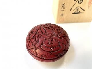 送料無料　作家在銘　村上堆朱　牡丹紋香合　茶道具 送料無料 作家在銘 村上堆朱 牡丹紋香合 茶道具 - メルカリ