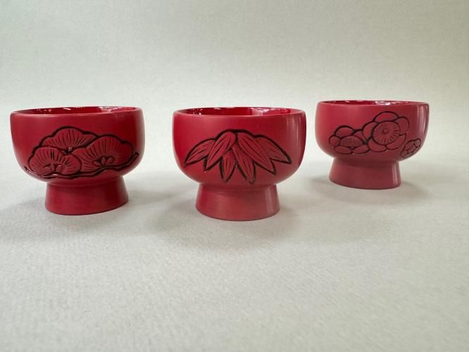 村上木彫堆朱 漆器 お猪口ぐい呑み 松竹梅 盃 無形文化財 工芸品 酒器 小鉢 村上木彫堆朱 藤井漆工 ぐい呑 3個組 松竹梅 伝統工芸品 木製