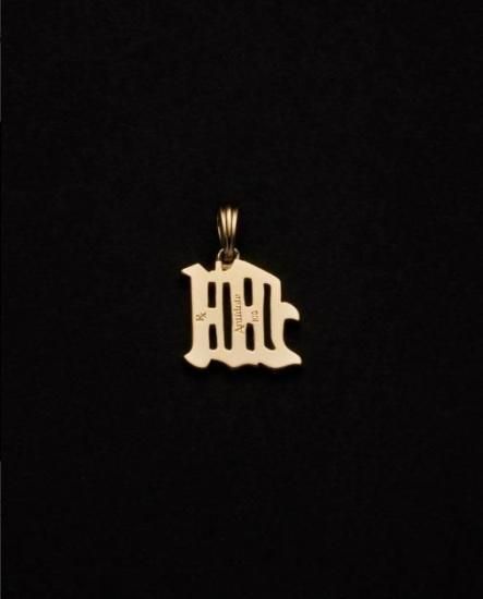 期間限定‼️Engraved Initial Pendant アンチドート 期間限定‼️Engraved Initial Pendant アンチドート - メルカリ