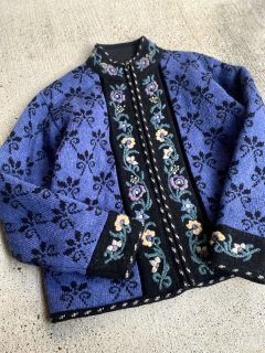 <img class='new_mark_img1' src='https://img.shop-pro.jp/img/new/icons14.gif' style='border:none;display:inline;margin:0px;padding:0px;width:auto;' />EMBROIDERED WOOL JACKET