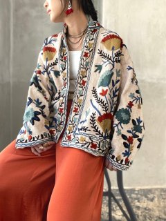 <img class='new_mark_img1' src='https://img.shop-pro.jp/img/new/icons14.gif' style='border:none;display:inline;margin:0px;padding:0px;width:auto;' />SUZANI EMBROIDERED JACKET(BEIGE)