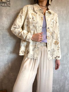 <img class='new_mark_img1' src='https://img.shop-pro.jp/img/new/icons14.gif' style='border:none;display:inline;margin:0px;padding:0px;width:auto;' />1990s WHITE EMBROIDERED JACKET