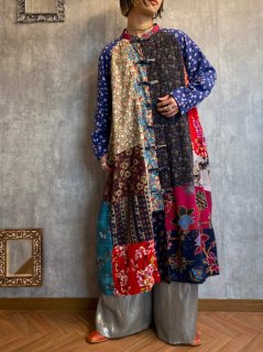 <img class='new_mark_img1' src='https://img.shop-pro.jp/img/new/icons14.gif' style='border:none;display:inline;margin:0px;padding:0px;width:auto;' />1990s PATCHWORK LONG JACKET